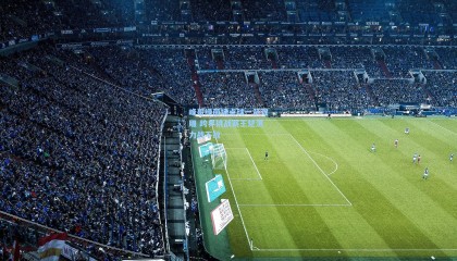 峰哥绿茵场点球一箭双雕 跨界挑战赛王楚淇力战不敌