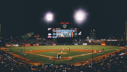 飞人李明再破亚洲纪录 200米赛道书写新传奇